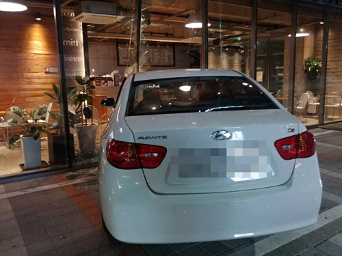 커피숍으로 돌진[부산경찰청 제공, 재판매 및 DB 금지]