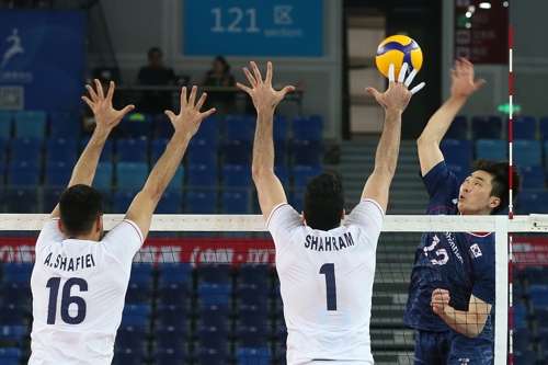 이란 블로킹에 맞서 스파이크 때리는 전광인[국제배구연맹(FIVB) 제공]