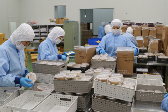 지난 10일 전북 익산시 왕궁면 국가식품클러스터에 있는 순수본 본라이프푸드랩 공장에서 직원들이 이유식 제품을 포장하고 있다.  순수본 제공