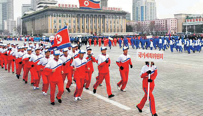 북한 노동당 기관지 노동신문은 “12일 새해 첫 ‘체육의 날’을 맞아 각급 위원회 및 중앙기관 일꾼들이 평양 김일성 광장에서 ‘자력부강’의 활로를 열기 위한 투쟁을 다짐하면서 집단 달리기를 했다”고 13일 보도했다. 뉴스1