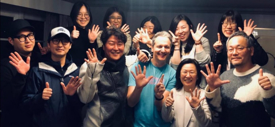 아카데미상 최종 후보 발표 후 ‘기생충’ 배우와 스태프가 6개의 손가락을 펴며 기뻐하고 있다. 앞줄 왼쪽부터 공동각본가인 한진원 작가, 양진모 편집기사, 배우 송강호, 북미 배급사 네온의 톰 퀸 대표, 제작자 곽신애 바른손이앤에이 대표, 이하준 미술감독. 뒷줄 맨 왼쪽은 최성재 통역사, 맨 오른쪽은 최윤희 CJ ENM 해외팀장.  곽신애 대표 페이스북