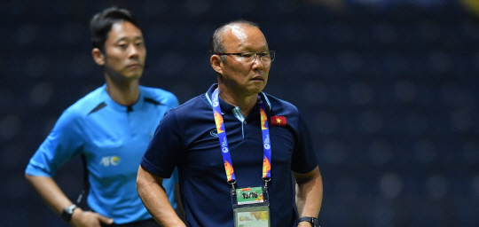 박항서 베트남축구팀 감독이 14일 오전(한국시간) 태국 부리람의 부리람 스타디움에서 끝난 AFC U-23 챔피언십 D조 2차전 도중 심각한 표정을 짓고 있다. AFC 제공