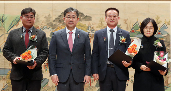 박양우 문화체육관광부 장관(왼쪽 두 번째)이 대통령 표창 수상자인 임양수 땅끝해양자연사박물관 관장(세 번째) , 국무총리 표창 수상자인 문재범 하남역사박물관 관장(첫 번째)·경명자 해금강테마박물관 관장(네 번째)과 기념 촬영하고 있다.