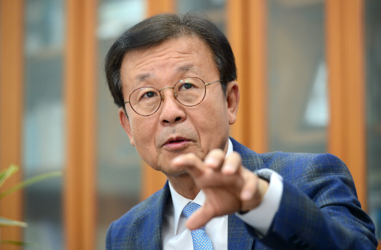 원혜영 더불어민주당 의원이 지난 13일 국회 의원회관에서 인터뷰하면서 ‘국회자동화법’ 구상 계획 등을 밝혔다. 원 의원은 “20대 국회는 최악의 모습을 보여줬지만, 21대 국회에서는 절대 이런 일이 반복되면 안 된다”고 강조했다.