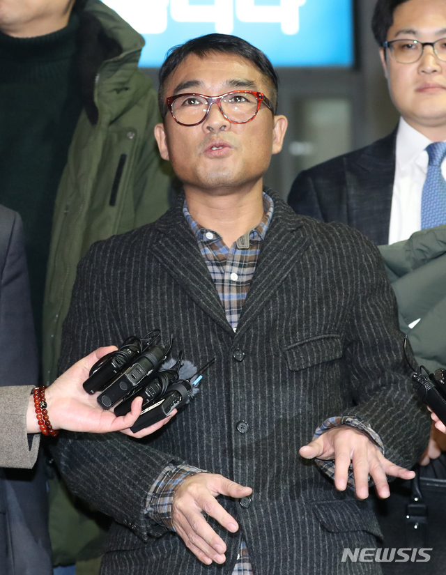 [서울=뉴시스]  가수 김건모가 15일 오후 서울 강남경찰서에서 성폭행 혐의 조사를 받고 나와 기자들에게 입장을 밝히고 있다. 2020.01.15