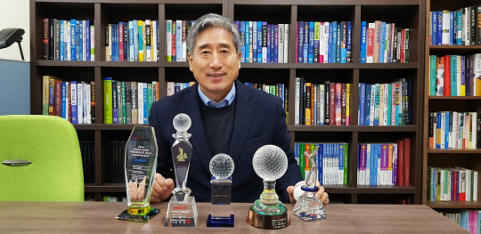박노준 교수가 지난 14일 전북 전주 우석대 교수 연구실에서 그동안 받았던 골프 트로피를 배경으로 포즈를 취하고 있다. 박노준 교수 제공