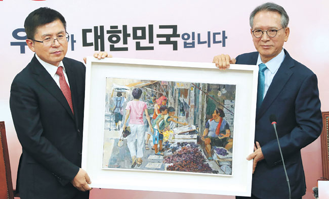 황교안(왼쪽) 자유한국당 대표가 17일 오전 국회에서 21대 국회의원 총선거 한국당 공천관리위원장에 임명된 김형오 전 국회의장으로부터 서민의 삶을 담은 그림 선물을 전달받고 있다.