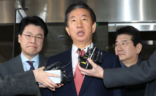자유한국당 김성태(가운데) 의원이 17일 오전 서울 양천구 서울남부지법에서 열린 ‘딸 KT 부정채용’ 뇌물수수 혐의 1심 재판의 무죄판결 직후 취재진 질문에 답변하고 있다.  연합뉴스