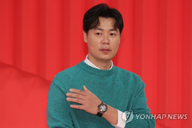 2019년 10월 29일 서울 여의도 KBS별관 TS-D스튜디오서 열린 예능 ‘사장님 귀는 당나귀 귀’ 기자간담회에서 요리연구가 최현석이 포즈를 취하고 있다. [연합뉴스 자료사진]