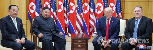2019월 6월 북미 정상 판문점 회동에 배석한 리용호 외무상(맨 왼쪽) [판문점 조선중앙통신=연합뉴스]
