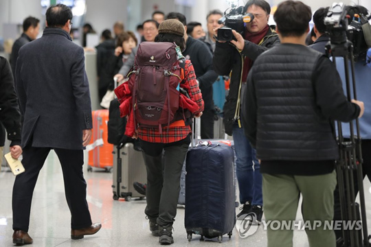 (영종도=연합뉴스) 안나푸르나 눈사태로 조기 귀국을 하게 된 충남교육청 해외 교육 봉사단 2팀 단장이 19일 오전 인천국제공항을 통해 귀국해 취재진 질문에 답변을 마친 뒤 건물을 나서고 있다. 충남교육청은 네팔 안나푸르나 눈사태와 관련해 네팔에서 봉사활동을 하고 있던 해외 교육 봉사단 3개 팀에 대해 조기 귀국을 요청했고 이중 가장 먼저 네팔에 도착해 활동하던 1개 팀(14명)이 이날 오전 인천국제공항을 통해 귀국했다. 2020.1.19