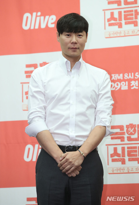 【서울=뉴시스】스타셰프 최현석이 27일 오전 서울 상암동 스탠포드호텔에서 열린 채널 올리브 예능 ‘극한식탁’ 제작발표회에서 포즈를 취하고 있다. ‘극한식탁’은 오는 29일 저녁 8시 50분 첫 방송을 시작으로 매주 목요일 선보인다. 2019.08.27.