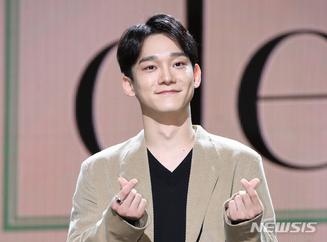 【서울=뉴시스】엑소 첸이 1일 오후 서울 광장동 예스24라이브홀에서 두 번째 미니앨범 ‘사랑하는 그대에게(Dear my dear)’ 발매 기념 언론 쇼케이스를 열고 포즈를 취하고 있다. 2019.10.01