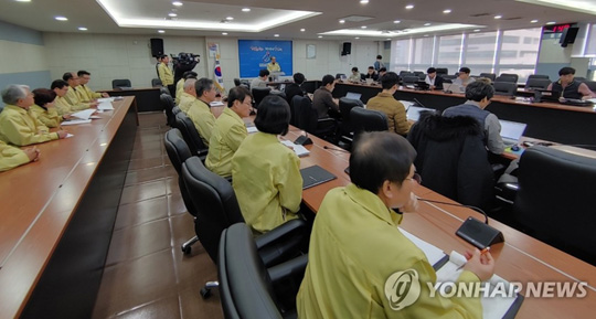 (홍성=연합뉴스) 충남교육청은 18일 오후 네팔에 봉사활동 간 교사들이 트레킹 도중 눈사태로 실종된 사건과 관련해 언론 브리핑을 하고 있다. 2020.1.18