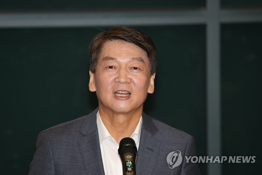 (영종도=연합뉴스) 바른미래당 안철수 전 의원이 19일 인천국제공항을 통해 귀국, 취재진 앞에서 인사말을 하고 있다. 2020.1.19