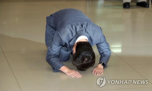 (영종도=연합뉴스)  바른미래당 안철수 전 의원이 19일 오후 인천국제공항 제1터미널로 귀국해 큰절을 하고 있다. 2020.1.19