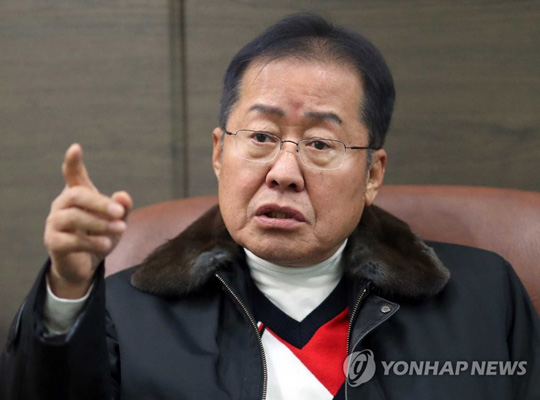 (함안=연합뉴스) 홍준표 자유한국당 전 대표가 20일 경남 함안군 함안상공회의소를 찾아 관계자와 대화하고 있다. 함안은 최근 홍 전 대표가 21대 총선 출마를 선언한 경남 밀양·의령·함안·창녕 지역구 중 하나다.