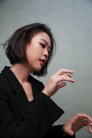 손열음은 “2020 대관령겨울음악제 주제 중 하나인 ‘그 사이에 어딘가에…’는 창조의 과정을 표현한 것”이라며 “정통과 혁신을 한마디로 정의하기 힘들지만, 그사이에 발전할 수 있는 가능성이 있다고 생각한다”고 했다.   (c) An, Woong Chul