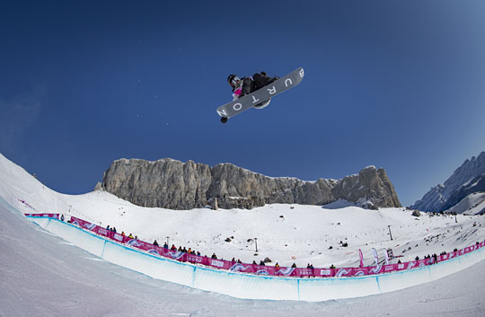 일본의 오노 미츠키가 20일 오후(한국시간) 스위스 레상 파크 앤 파이프에서 열린 2020 로잔동계유스올림픽 스노보드 여자 하프파이프 결선에서 점프를 시도하고 있다. AP 연합뉴스