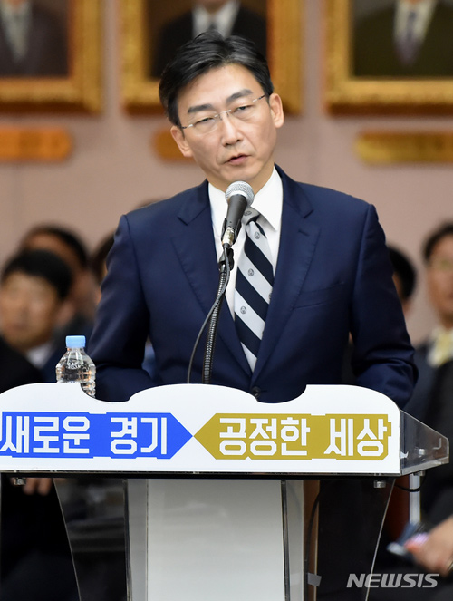 【수원=뉴시스】이국종 아주대 교수가 18일 오후 경기 수원시 팔달구 경기도청 제1회의실에서 열린 국회 행정안전위원회의 경기도에 대한 국정감사에서 의원 질의에 답변하고 있다. 2019.10.18.