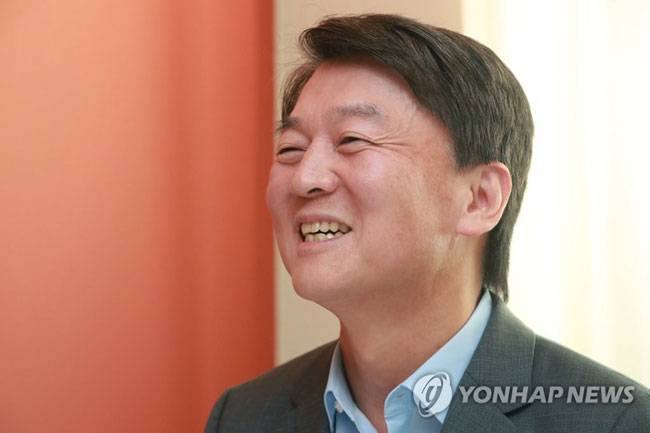 (서울=연합뉴스) 김인철 기자 = 바른미래당 안철수 전 의원이 21일 오후 서울 중구 달개비에서 김경율 전 참여연대 집행위원장과 만나 대화하고 있다. 2020.1.21