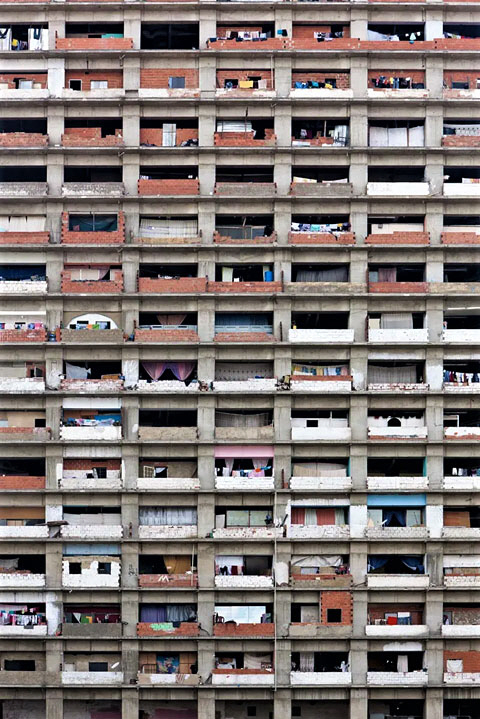 45층의 토레 다비드를 불법 점거한 거주자들. 스스로 난간도 두고 외벽을 쌓았으나 모양이 같은 것이 하나도 없다.  ⓒ Iwan Baan