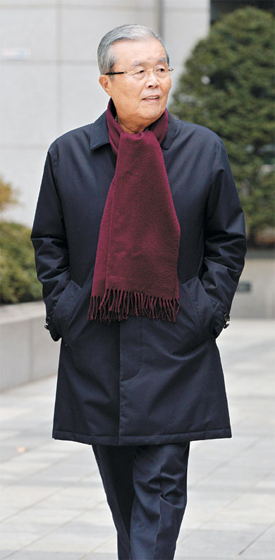 김종인 대한발전전략연구원 이사장이 지난 20일 서울 광화문 거리를 걷고 있다. 김 이사장은 “지난 30년간 보수와 진보 진영이 15년씩 집권했지만, 대한민국 발전을 위해 해 놓은 일이 하나도 없다”며 “4월 총선을 통해 새로운 정치 세력이 등장할 때가 됐다”고 말했다.