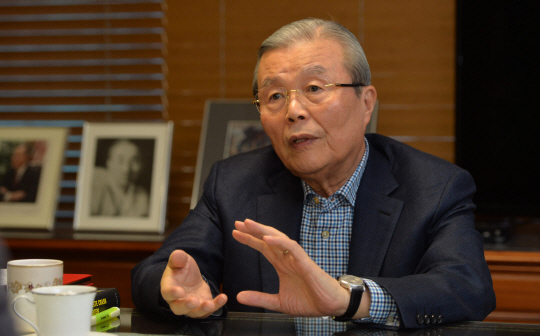 김종인 대한발전전략연구원 이사장이 지난 20일 서울 광화문 연구원 사무실에서 “문재인 대통령이 조급해지고 자신이 없어지니까 발언의 강도가 점점 거세지고 있다”고 지적하고 있다.