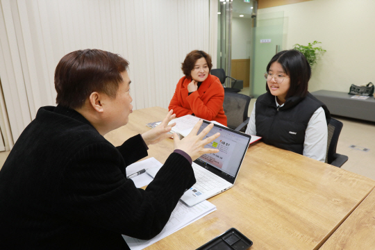 서울 중구청 별관 4층 중구 진학상담센터에서 학생과 학부모가 전문컨설턴트의 컨설팅을 받고 있다.  중구청 제공