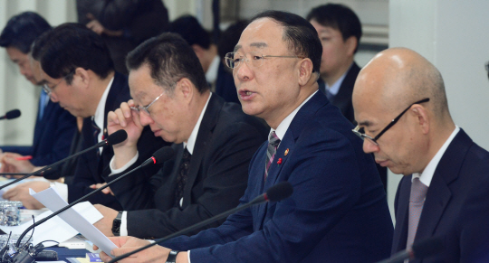 홍남기(오른쪽 두 번째) 부총리 겸 기획재정부 장관이 22일 인천 서구 석남동 경인양행에서 열린 ‘제3차 소재부품장비 경쟁력위원회’에 참석, 모두발언을 하고 있다.