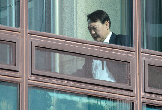 문재인 정부의 ‘2차 학살 인사’로 불리는 검찰 중간간부급 인사를 이틀 앞둔 21일 윤석열 검찰총장이 서울 서초구 대검찰청에서 어두운 표정을 지은 채 점심식사를 위해 이동하고 있다.  연합뉴스
