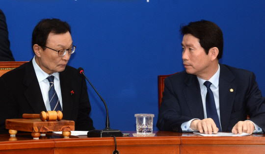 이해찬(왼쪽) 더불어민주당 대표와 이인영 원내대표가 22일 오전 국회에서 열린 최고위원회의에서 이야기를 나누고 있다. 김선규 기자