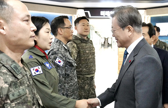 지난해 헝가리 유람선 구조작전 등 작전 현장에서 맹활약한 국방 영웅 4명이 21일 충남 계룡대에서 열린 국방부 업무보고에 참석한 문재인 대통령과 악수를 하고 있다. 왼쪽부터 실종됐던 청주 여중생 조은누리 양을 발견한 박상진 원사, 여군 최초 비행대대장 박지연 공군 중령, 헝가리 유람선 구조작전에 참여했던 강기영 해군 중령, 철원 화살머리고지 공동유해발굴 팀장인 문병욱 육군 대령.  뉴시스