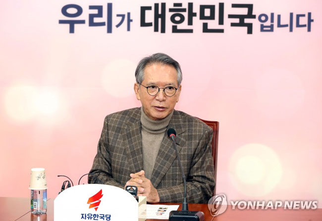 (서울=연합뉴스) 자유한국당 김형오 공천관리위원장이 22일 오후 서울 여의도 국회에서 공천위원 명단을 발표하고 있다. 2020.1.22