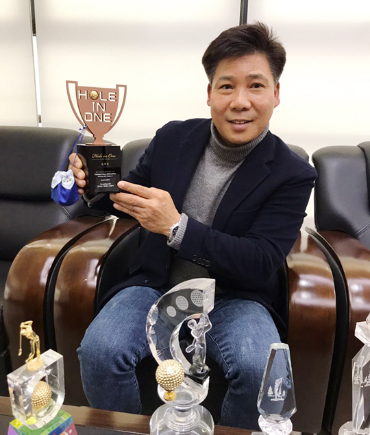 방재명 대표가 지난 14일 경기 안산의 상록구 테콤산업단지 내 H&D테크㈜ 집무실에서 골프 트로피의 내력을 설명하고 있다.