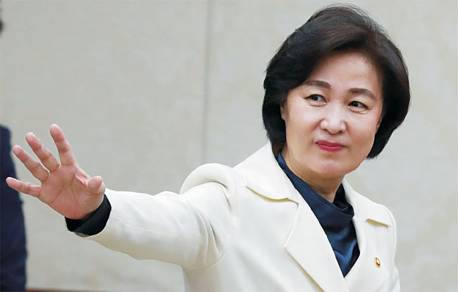 청와대의 울산시장 선거개입 의혹 등 ‘살아있는 권력 수사’를 하는 검찰에 대한 ‘2차 학살 인사’가 이뤄진 23일 오전 추미애 법무부 장관이 서울 종로구 정부서울청사에서 열린 국정현안점검조정회의에 참석하면서 손 인사를 하고 있다.  뉴시스