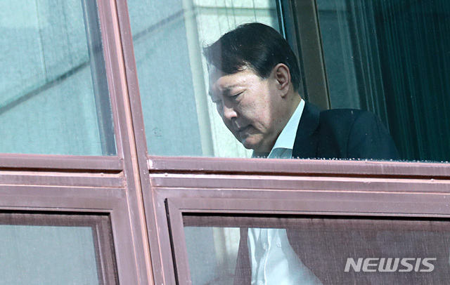 [서울=뉴시스] 윤석열 검찰총장이 지난 21일 오후 서울 서초구 대검찰청에서 구내식당으로 이동하고 있다. 2020.01.21.