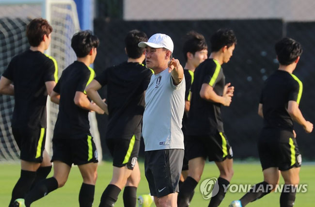 (방콕=연합뉴스) 이정훈 기자 = 24일 오후(현지시간) 태국 방콕 알파인 풋볼 캠프에서 진행된 한국 U-23 축구대표팀 훈련에서 김학범 감독이 지시하고 있다. 2020.1.24