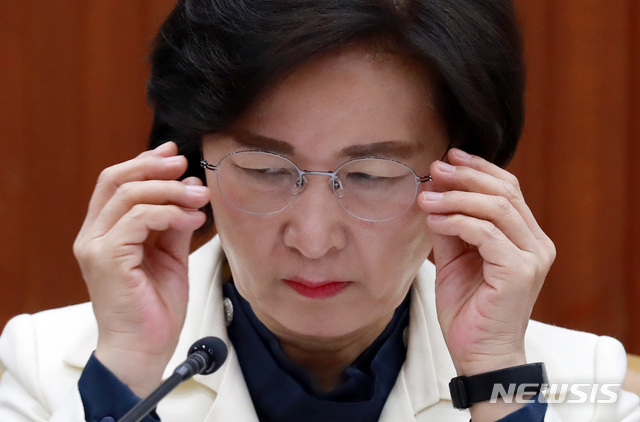 [서울=뉴시스] 추미애 법무부 장관이 지난 23일 오전 서울 종로구 정부서울청사에서 열린 국정현안점검조정회의에 참석해 안경을 착용하고 있다. 2020.01.23.