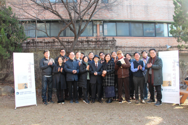 김종원 평론가의 출판 기념회에서 후배 영화인, 평론가, 문인들이 함께 포즈를 취했다. 작가 제공.