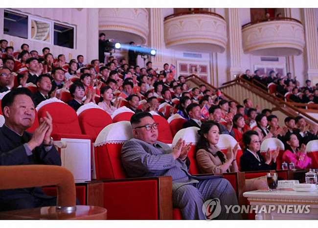 (서울=연합뉴스) 김정은 북한 국무위원장이 설 당일인 지난 25일 삼지연극장에서 부인 리설주 여사와 함께 명절 기념공연을 관람했다고 조선중앙통신이 26일 보도했다. 최룡해 국무위원회 제1부위원장, 김정일 국방위원장의 여동생이자 처형된 장성택의 부인이었던 김경희 전 노동당 비서, 리일환 노동당 부위원장, 조용원·김여정 당 제1부부장, 현송월 부부장이 함께 공연을 관람했다. 사진 왼쪽부터 최룡해, 김정은, 리설주, 김경희, 김여정. [노동신문 홈페이지 캡처] 2020.1.26
