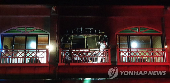 (동해=연합뉴스) 지난 25일 오후 7시 46분께 강원 동해시 어달동의 한 건물에서 가스 폭발로 추정되는 사고로 9명의 사상자가 발생, 경찰 과학수사요원과 소방 화재조사 요원들이 사고 현장을 조사하고 있다. 2020.1.25