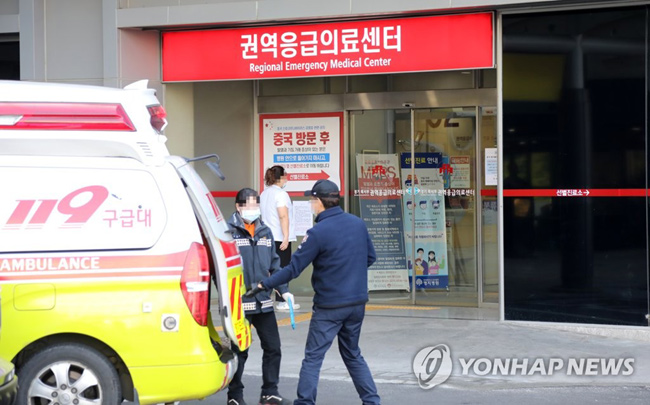 (고양=연합뉴스) 국내 세번째 ‘신종코로나감염증’ 확진자가 발생했다. 26일 경기도 고양시 명지병원 권역응급의료센터 입구가 분주하다. 2020.1.26