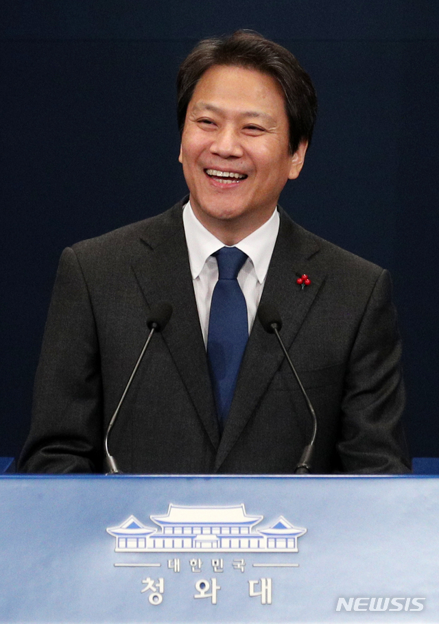 【서울=뉴시스】임종석 전 대통령 비서실장이 17일 페이스북을 통해 “처음 정치를 시작할 때 마음 먹은대로 제도권 정치를 떠나 원래 자리로 돌아가려 한다”며 사실상 내년 총선 불출마를 선언했다. 사진은 임 전 비서실장이  청와대 춘추관에서 인사 발표를 하는 모습. (사진=뉴시스 DB) 2019.11.17.