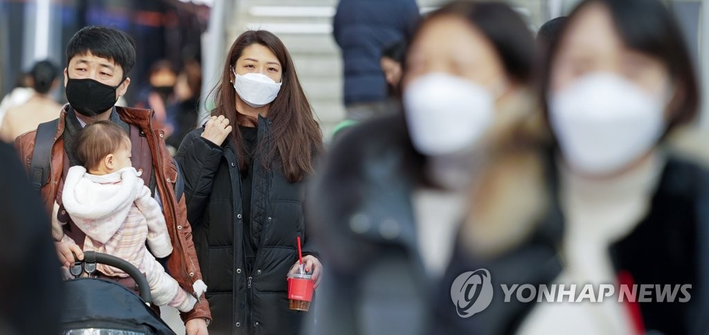 국내에서 세 번째 신종 코로나바이러스 감염증 확진 환자가 발생한 26일 서울역에서 마스크를 쓴 가족이 열차 플랫폼으로 이동하고 있다.