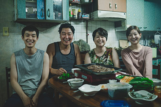 한국영화 최초로 아카데미상 6개 부문 최종후보에 오른 ‘기생충’의 한 장면.