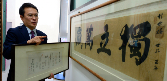 ‘필체를 바꾸면 인생이 바뀐다’를 출간한 필적학자 구본진 변호사가 지난 21일 서울 강남구 삼성동의 사무실에서 김구 선생의 글씨에 관해 설명하고 있다.