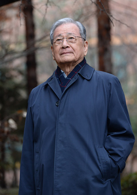 자율형사립고(자사고) 전신인 자립형사립고 탄생에 주도적 역할을 한 이돈희 전 교육부 장관이 지난 7일 경기 하남시 자택 앞을 산택하고 있다. 이 전 장관은 이날 문화일보와의 인터뷰에서 “(자사고 일괄 폐지는) 사립학교를 평준화 틀 속에 넣는 위헌적 발상”이라고 지적했다. 김호웅 기자