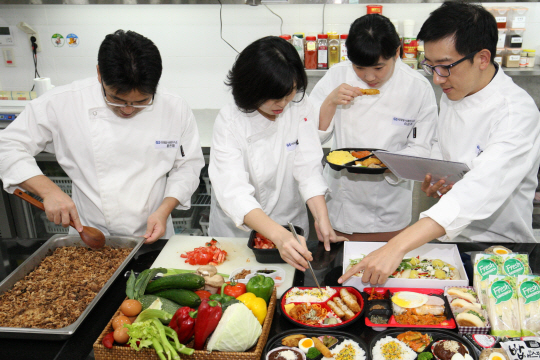 <새로운 10년, 신성장동력을 찾아라>융복합 주유소·무인 편의점… ‘디지털 트랜스포메이션’선도