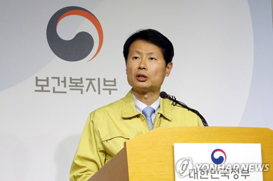 (세종=연합뉴스) 김강립 보건복지부 차관이 29일 오후 세종시 정부세종청사에서 신종 코로나바이러스 감염증 대책 상황 및 우한 교민 이송 대책 관련 브리핑을 하고 있다.